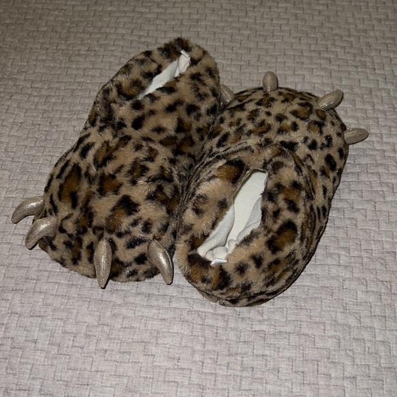 Kid’s Old Navy monster slippers. Size 1/2 - Picture 2 of 4